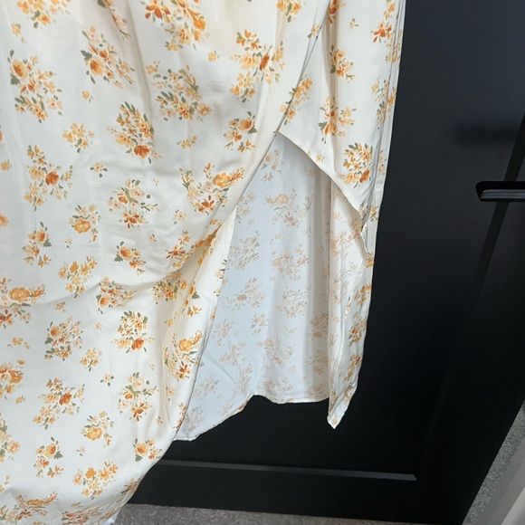 Abercrombie silk material cream floral dress - Picture 5 of 6